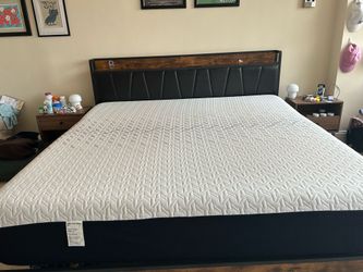 MOVING OUT - Bedframe (+ mattress)