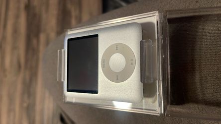 Apple iPod nano (3rd Generation, 4GB, Silver)