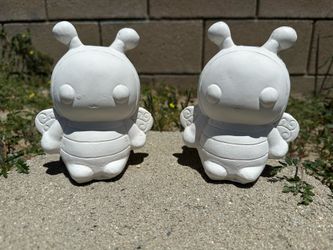 2 Mini Bee Plaster Figure