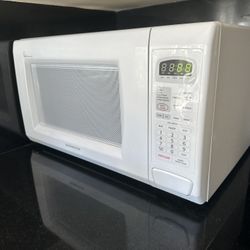 White Microwave Daewoo In Excellent Condition Like Brand New