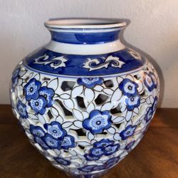 Beautiful Porcelain Blue & White Vase Made In China  New
