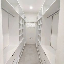 Walk-in Closet 