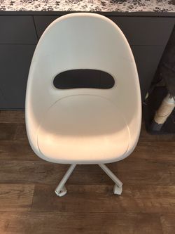 White swivel desk chair