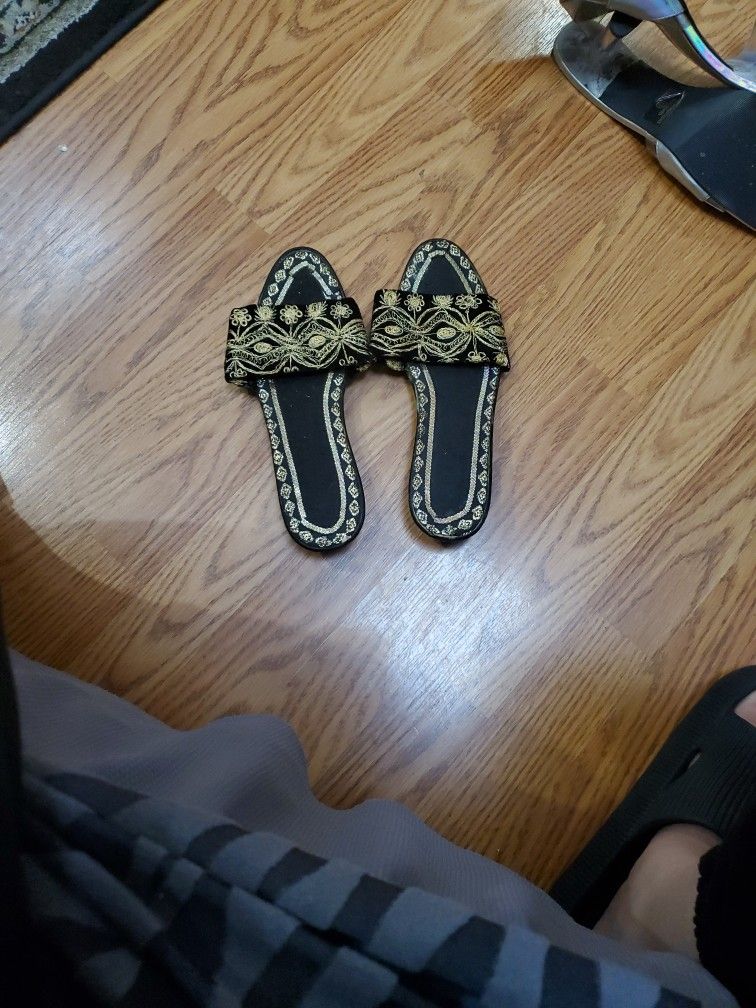 Size 6 Used Women Sandal Gold And Black 