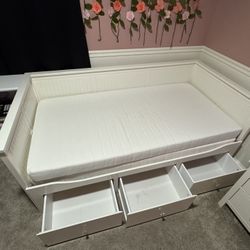 IKEA HEMNES Daybed  With Trundle  And 2 Twin Mattresses. White