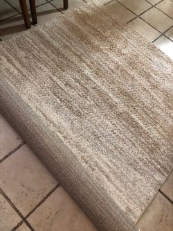New 5 by 7 area rug