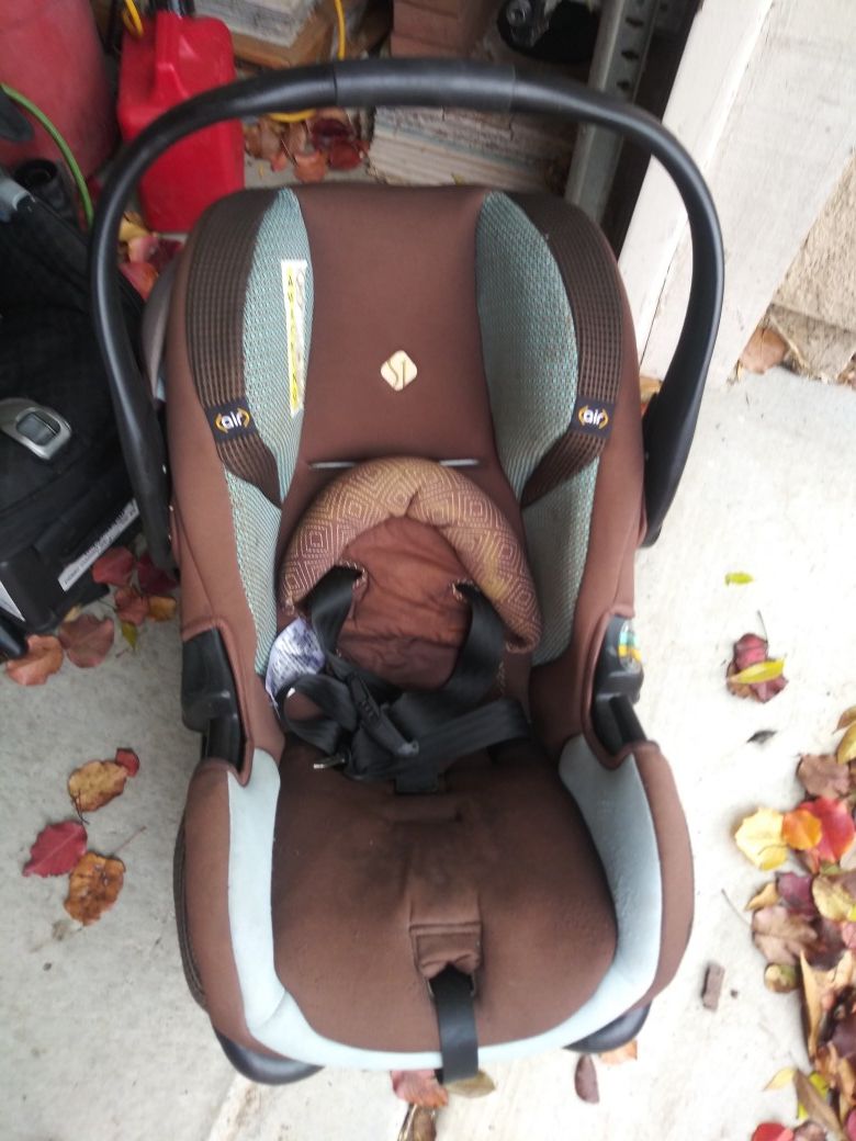 2 different car seats for infants