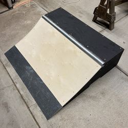 Ultra Mini Quarter Pipe Skate Ramp 🛹