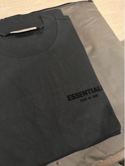 MEDIUM ESSENTIALS T SHIRT