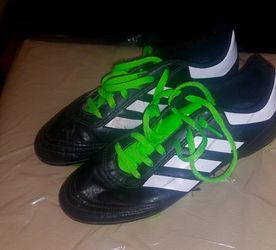 Soccer cleats size 4.5