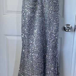 Beautiful Dress. Very Glamorous. Used only 5 hours