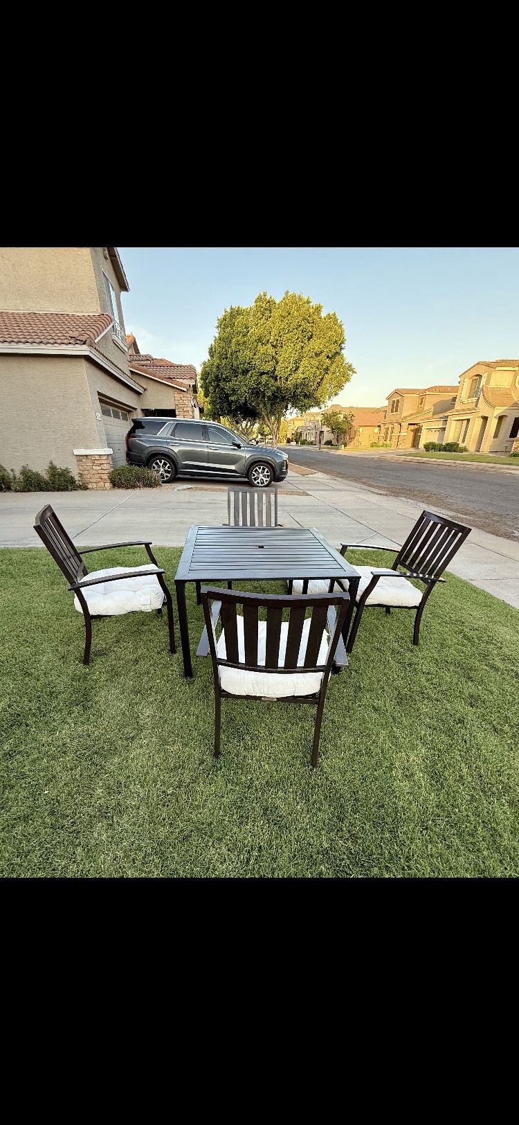 Beautiful nice quality Better Homes and Garden Patio Table and Four comfortable wide Chairs with Six Cushions reduced to $225 (Originally $450)