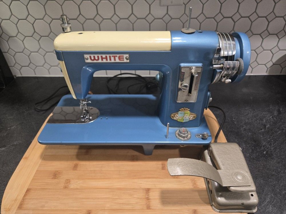 Vintage White Model 464 Deluxe Sew Easy Straight Stitch Sewing Machine W Pedal