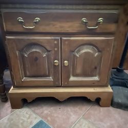 Beautiful Thomasville Designer Solid Wood End Table