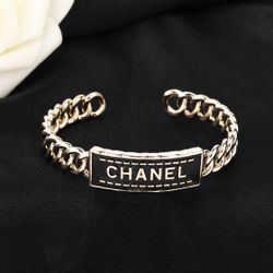 A lady's classic versatile bracelet