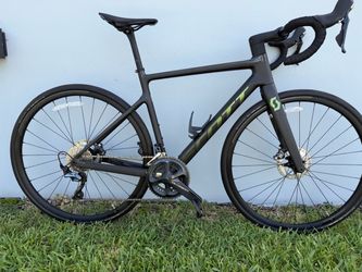🚴🏻 Scott Addict Disc Carbon Road Bike – Size 52  Lightweight, fast, and ready to ride. This Scott Addict Disc features a full carbon frame and fork 
