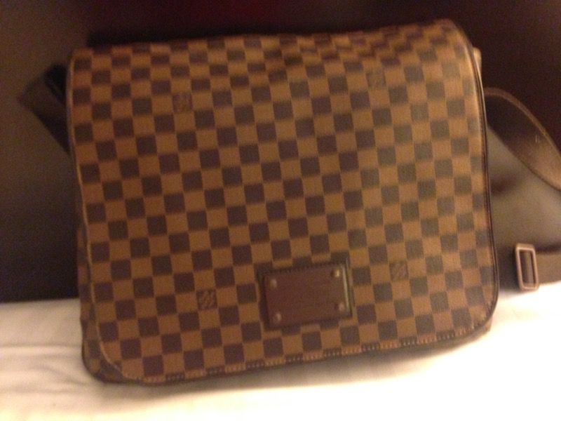 Louis Vuitton Purse 100% Authentic $800 W Receipt for Sale in Tampa, FL -  OfferUp