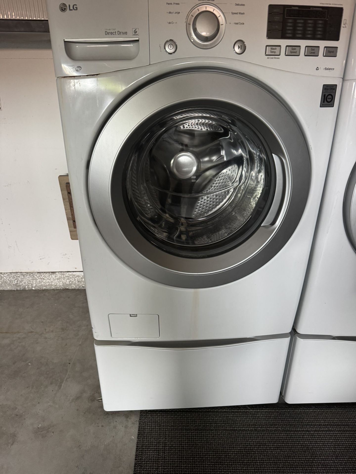 LG Front Load Washer – 4.3 cu ft (WM3170CW, Great Condition)