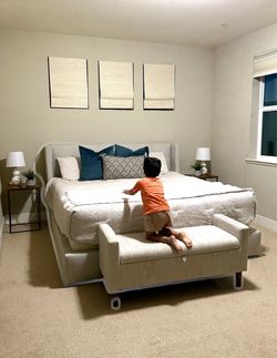 King size bed in great condition- Cash Only