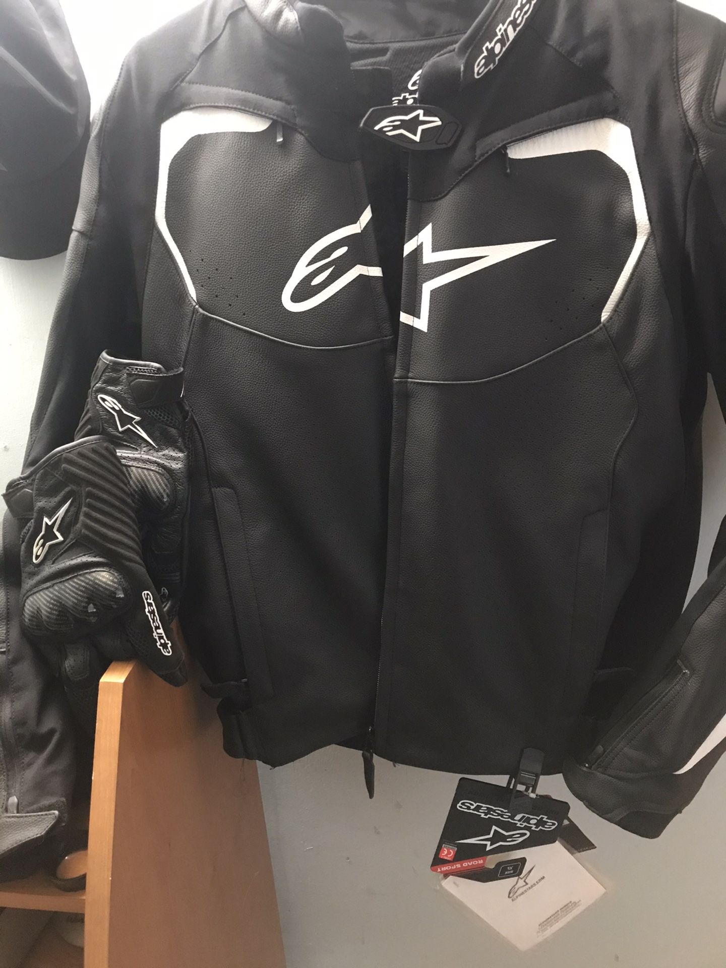 Alpine Stars Leather Jacket With Gloves