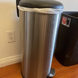 Tall kitchen trashcan - Stainless Steel, Foot Pedal Lid - Clean
