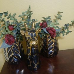 Giraffe With Two Vases 