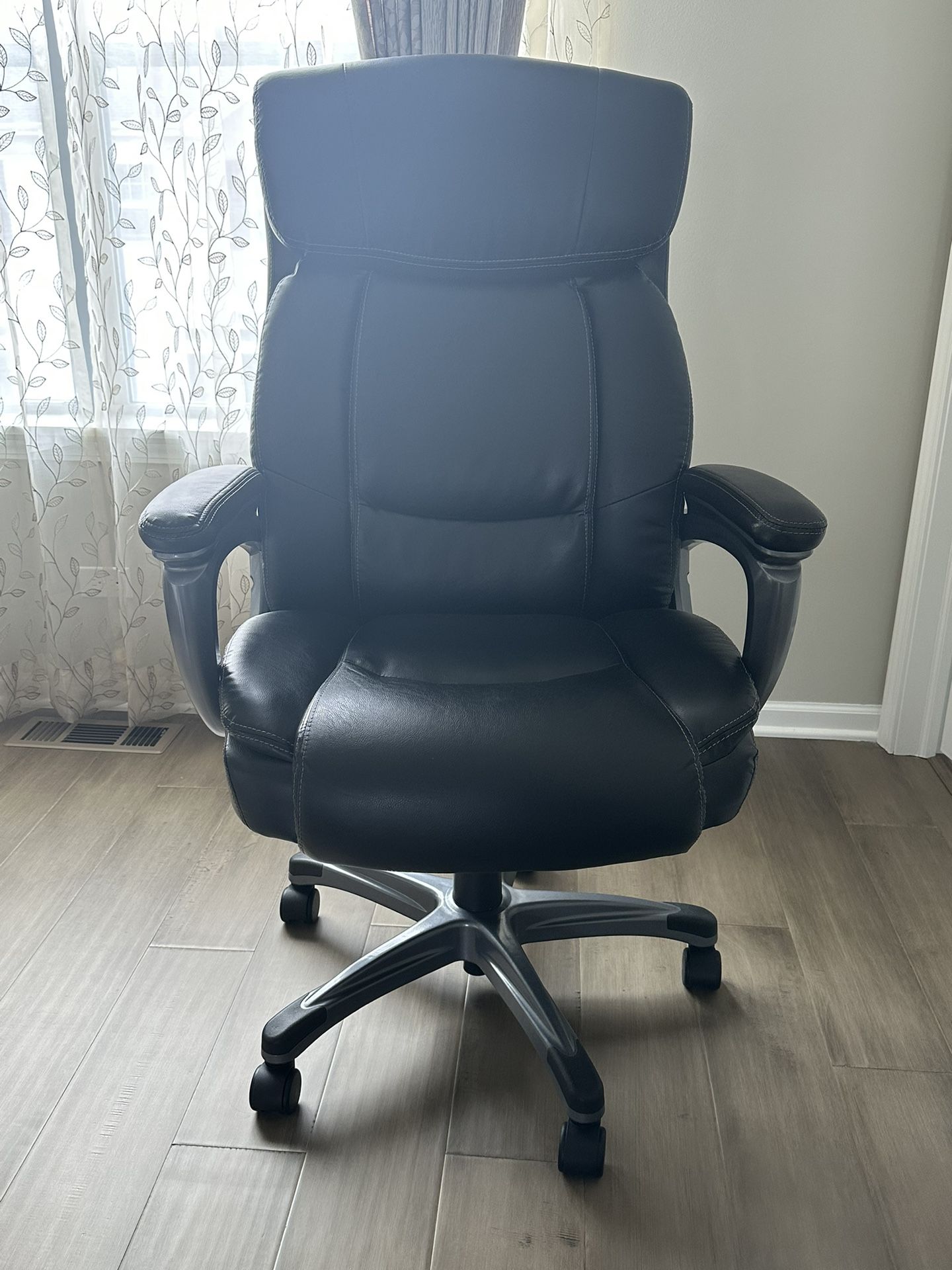 STAPLES DIRECTOR REVOLVING CHAIR