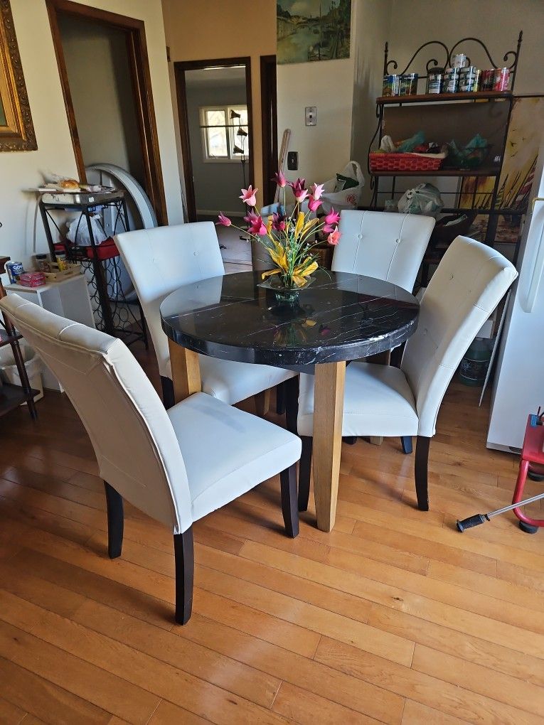 Mármol Table And 4 Chairs