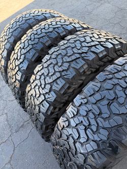 Selling set of BFGOODRICH 255/65/17