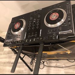Numark NS7FX Professional DJ controller with Motorized Platters
