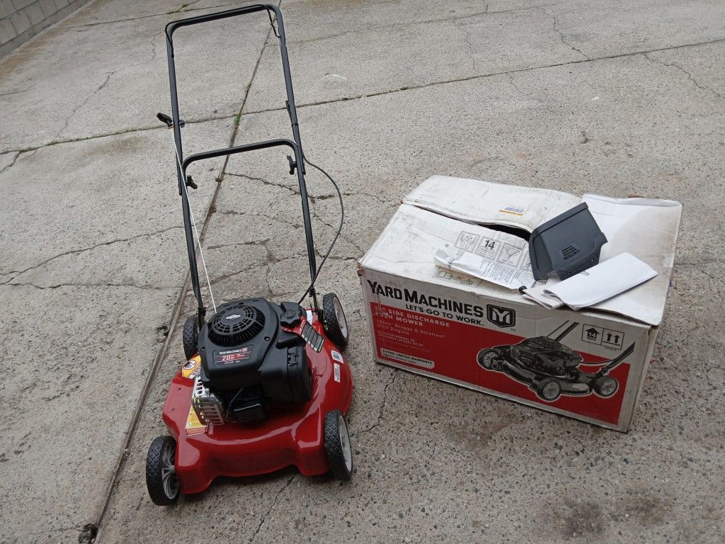 Yard Machines20 125 cc OHV Briggs and Stratton Gas WalkBehind