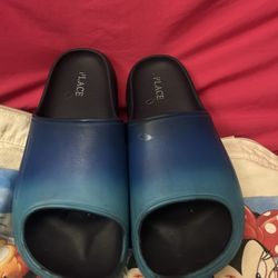 Used. Size 6.   Sandles