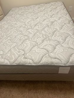 Queen bed set with bed frame & mattress & quilt
