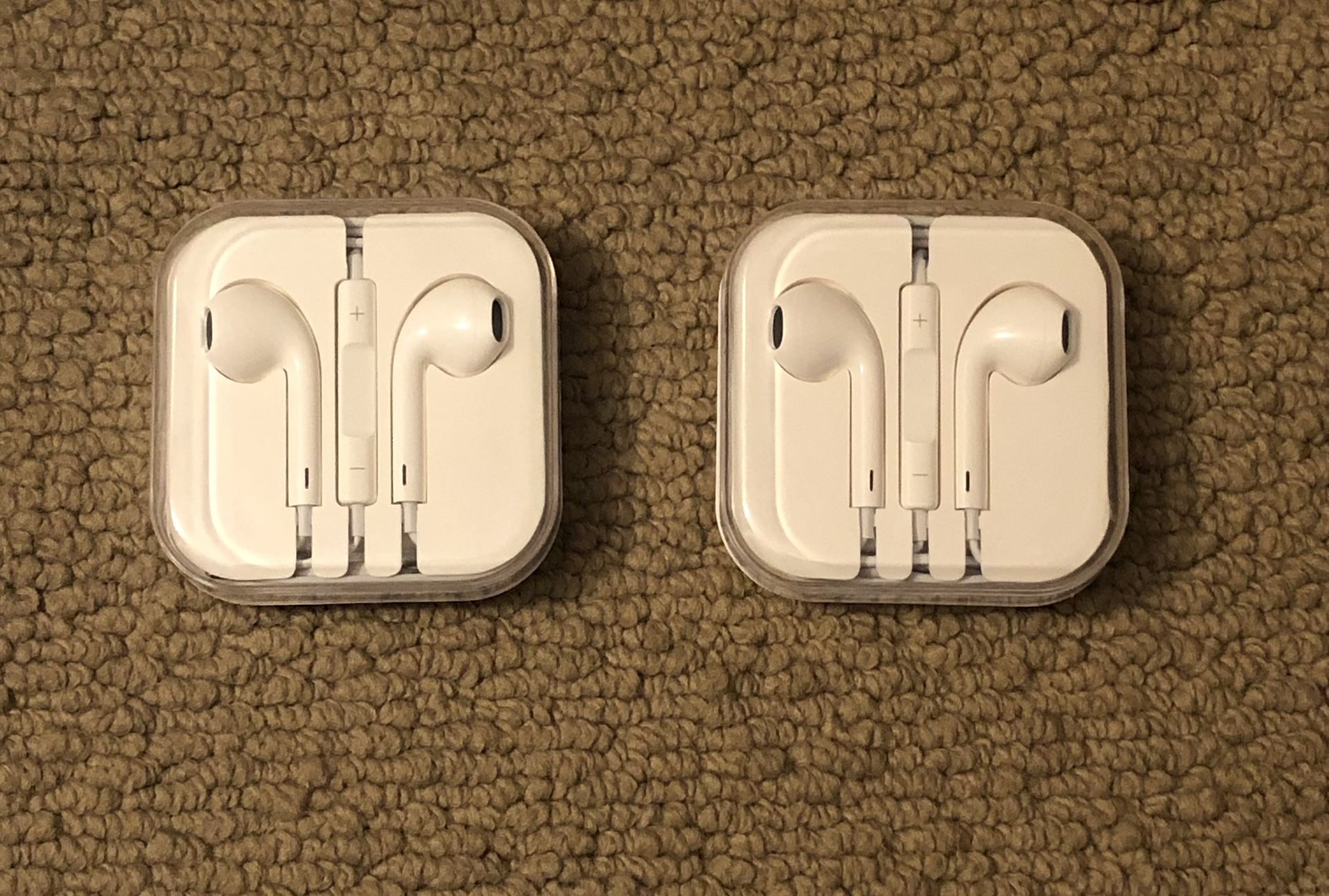 Apple EarPods 3.5mm Headphone Plug with Microphone 
