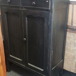 Black Wardrobre