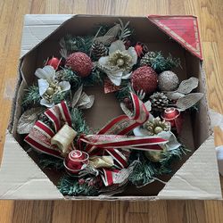 Recently launched handmade Christmas wreaths, with luxurious and retro decorations, perfectly capturing the festive atmosphere.  • Design Style: Class