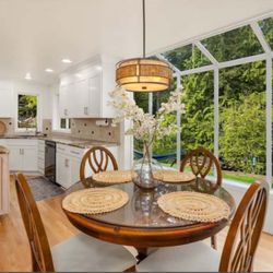Dining/kitchen Table 