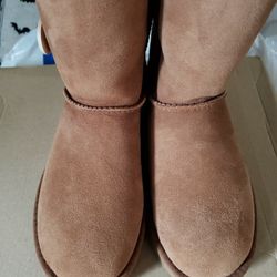Uggs Boots Size 5  W Bailey Button 