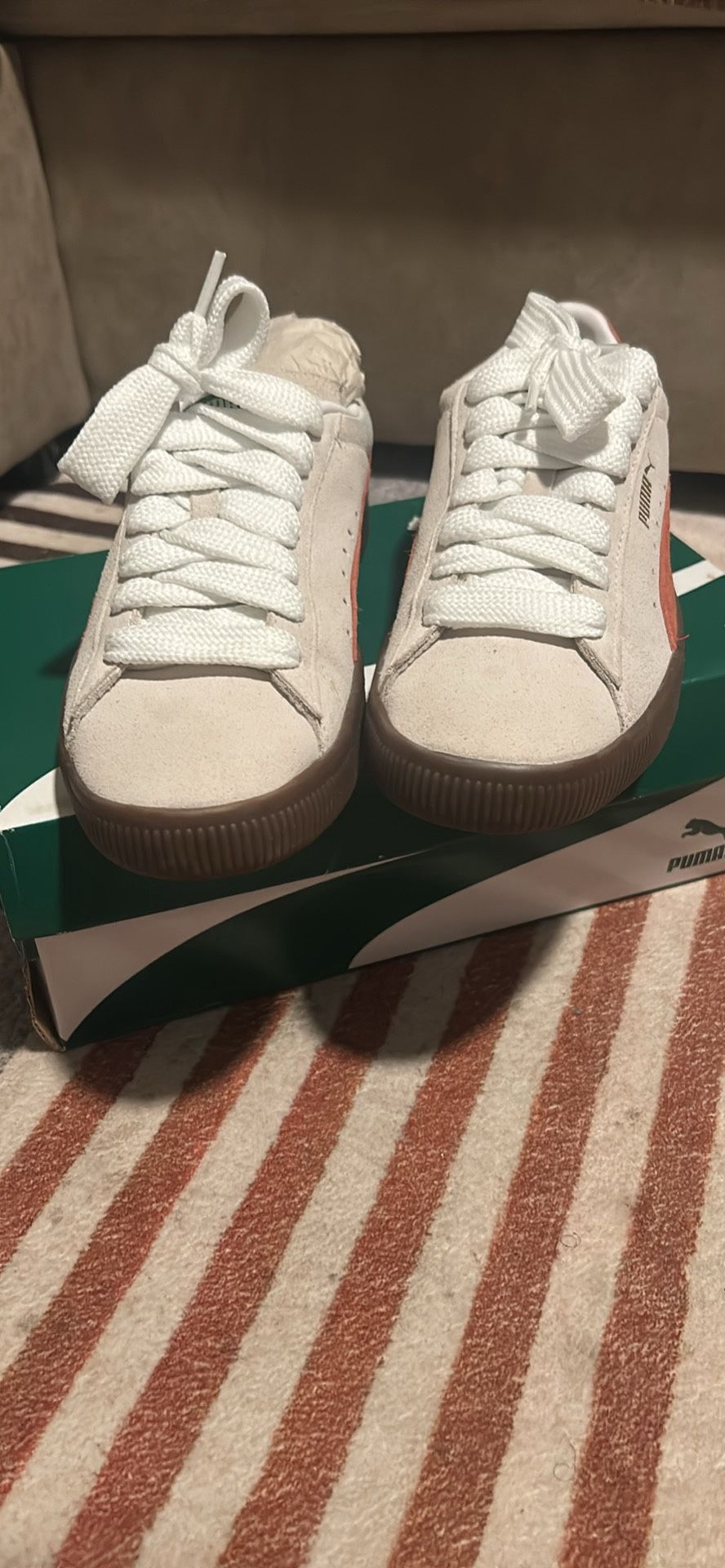 Men’s Suede Classic Pumas Size 9