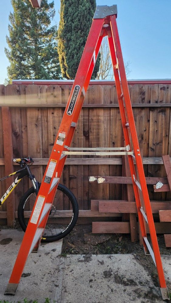 8ft Louisville Fiberglass Ladder 