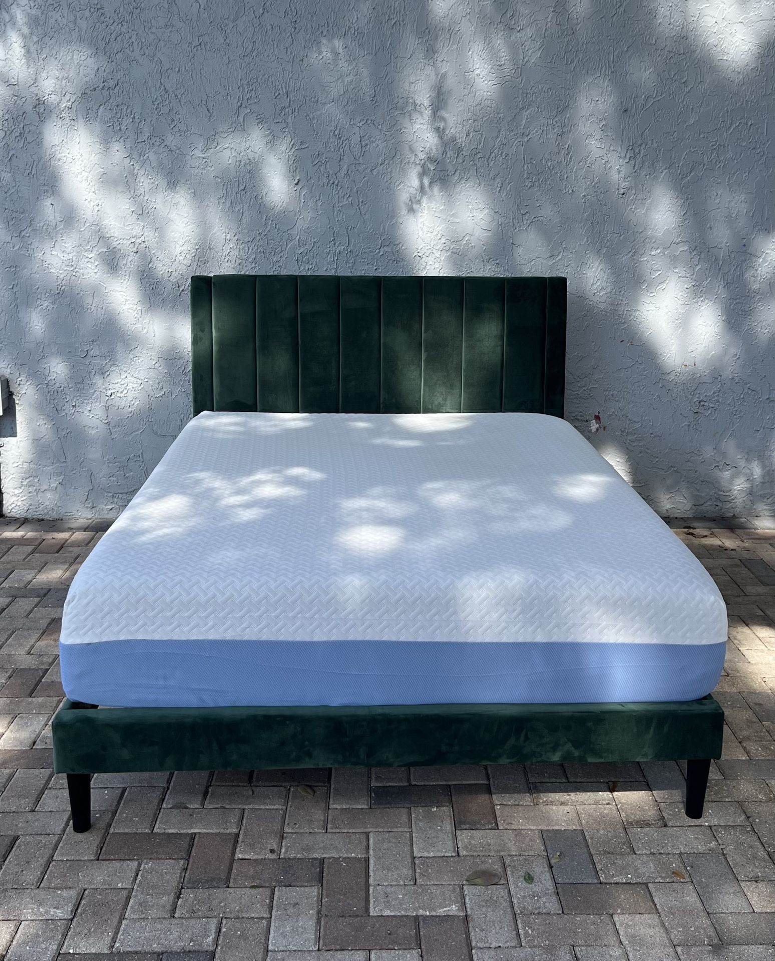Beautiful Queen size bed, velvet. Mattress included. I can deliver for an additional cost. Green color.