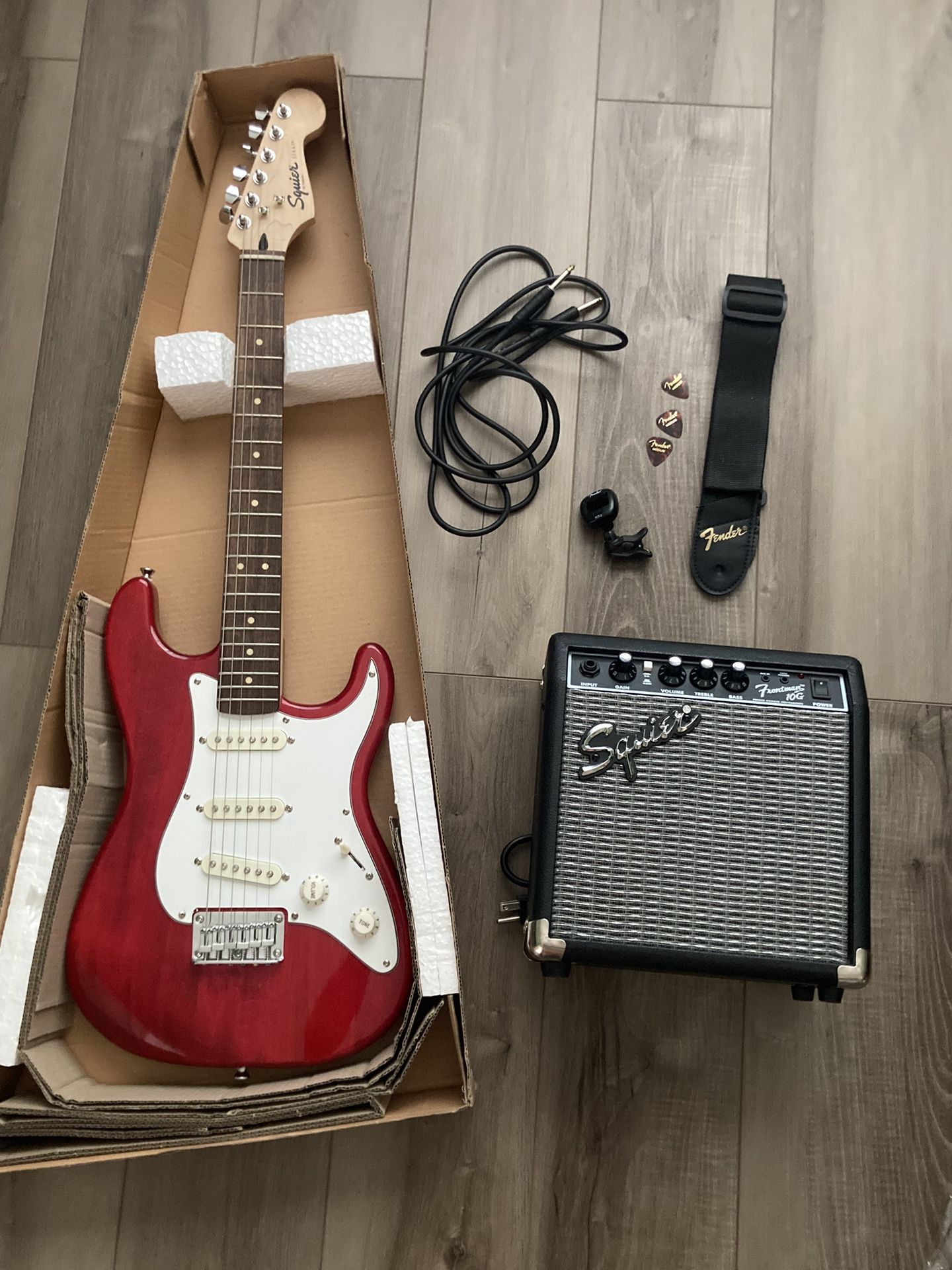Fender Squire 24-inch Strat Electric Guitar Set