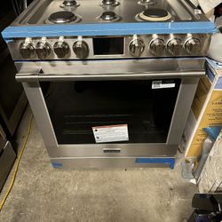 Brand New Frigidaire  Professional Gas Stove Convection Oven With Built In Air Fryer 
