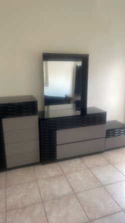 Beautiful 4 piece Dressers and Nightstand Set