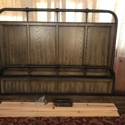 Metal & Wood Queen Bed Set 