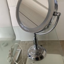 Mirror  w Magnify & Light - Plug In 🔌 