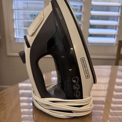Black + Decker Light N Easy Compact Steam Iron
