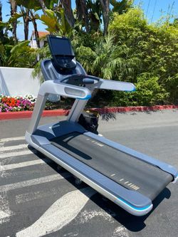 Precor 885 TRM Treadmills with P82 console 