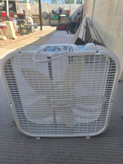 Air circulating box fan