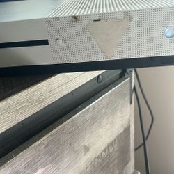 2 Xbox one S (one Doesn’t Turn On) 